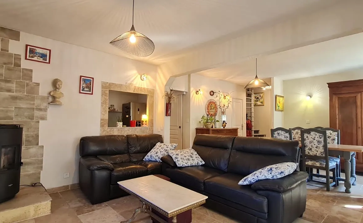 Maison rénovée avec 4 chambres, jardin clos et piscinable à Saint Paul Trois Châteaux 