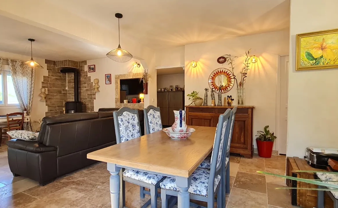 Maison rénovée avec 4 chambres, jardin clos et piscinable à Saint Paul Trois Châteaux 