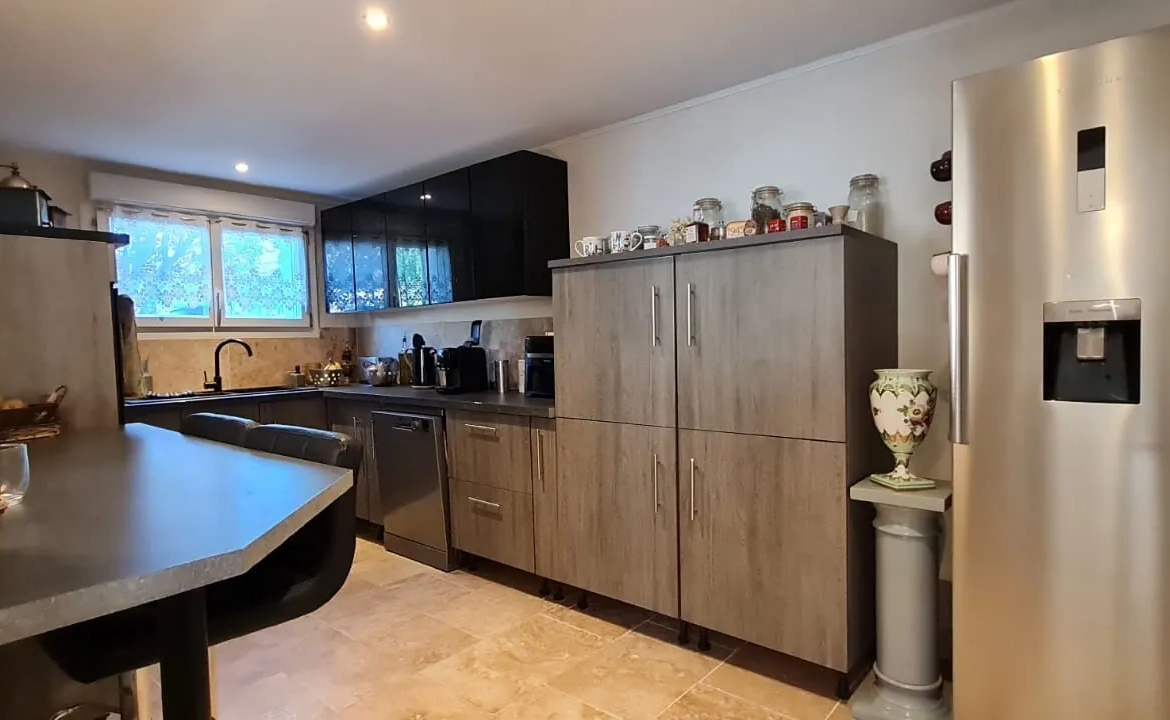 Maison rénovée avec 4 chambres, jardin clos et piscinable à Saint Paul Trois Châteaux 