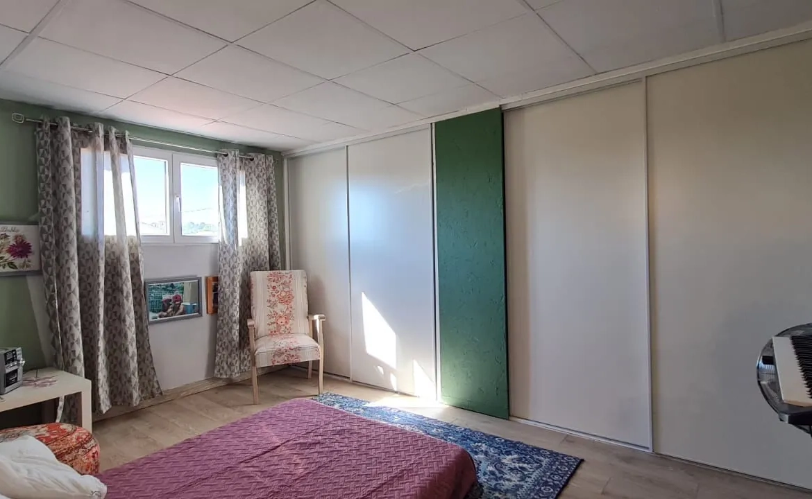 Maison rénovée avec 4 chambres, jardin clos et piscinable à Saint Paul Trois Châteaux 