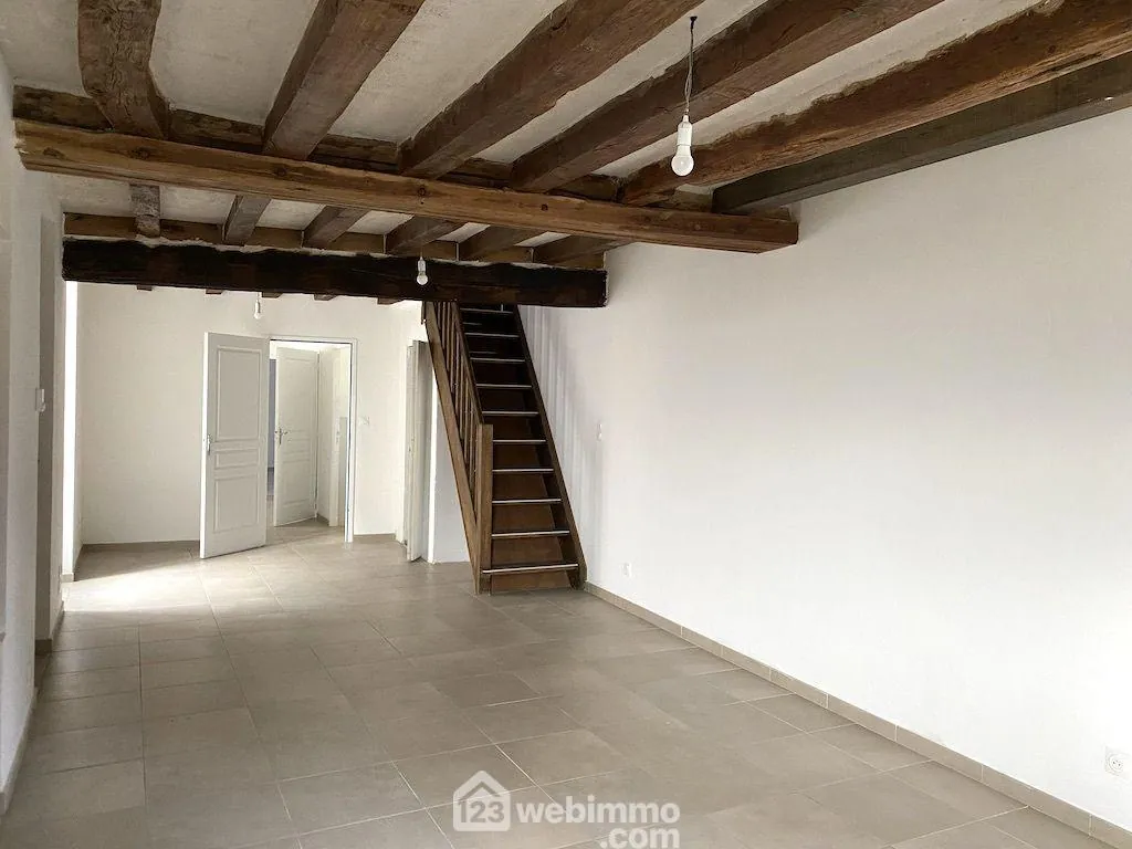 Charmante maison en pierre rénovée de 72,68 m² à Seiches-sur-le-Loir 