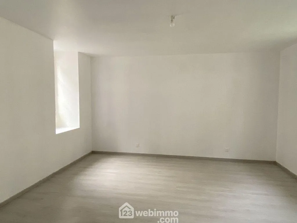 Charmante maison en pierre rénovée de 72,68 m² à Seiches-sur-le-Loir 