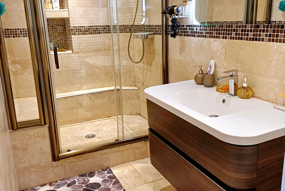 Appartement T4 rénové de 72,5 m² à vendre à Marseille La Fourragère 