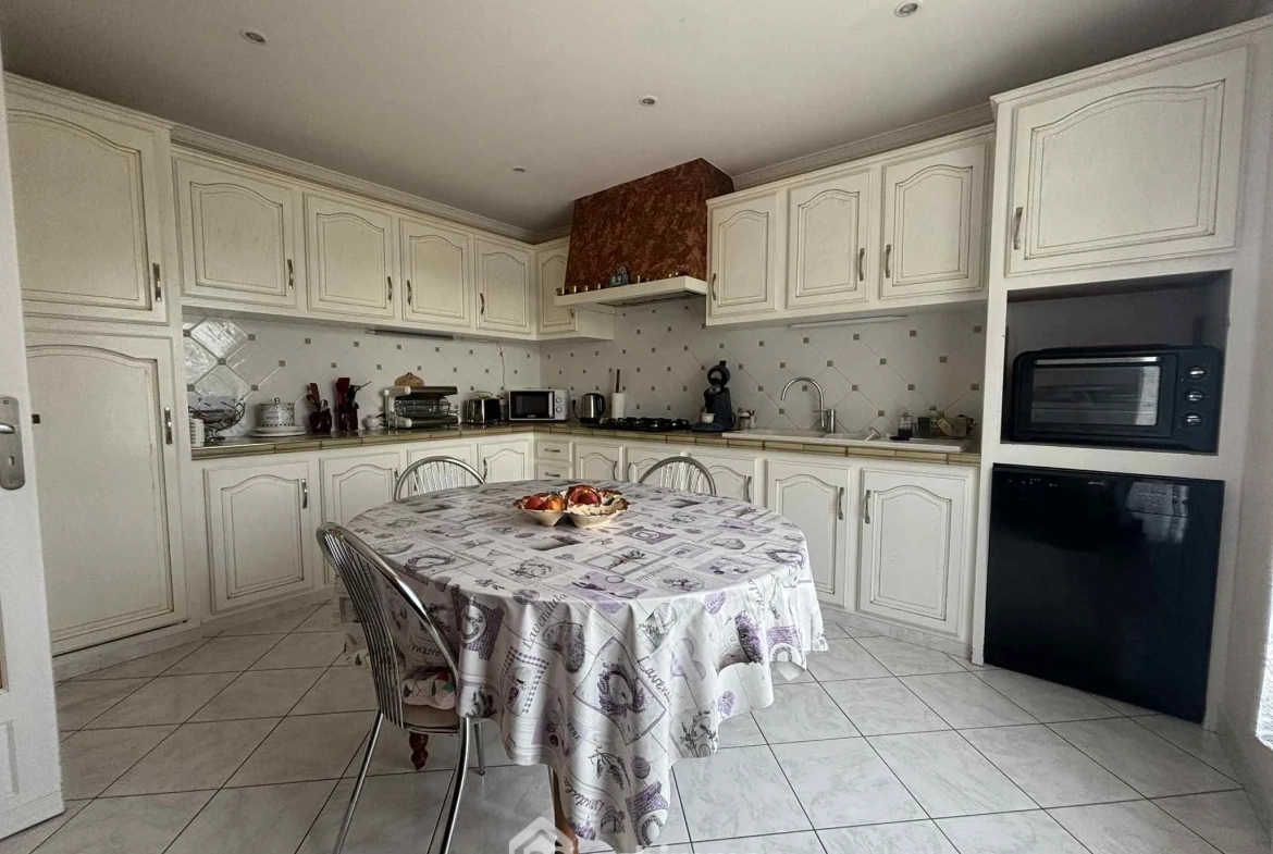 Maison familiale de 125 m² avec terrain arboré à Antran 