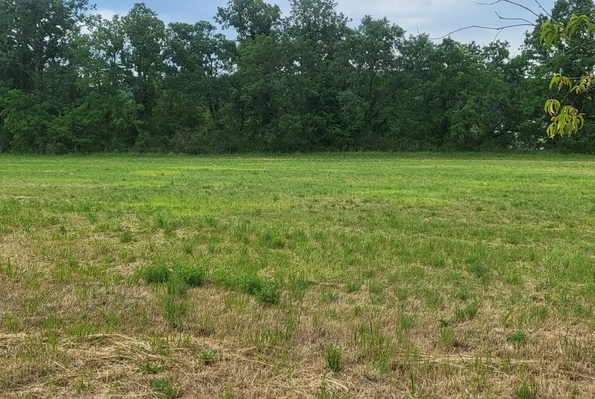 Terrain constructible de 1927m² à Lisle dans le Périgord Vert 