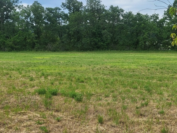 Terrain constructible de 1927m² à Lisle dans le Périgord Vert
