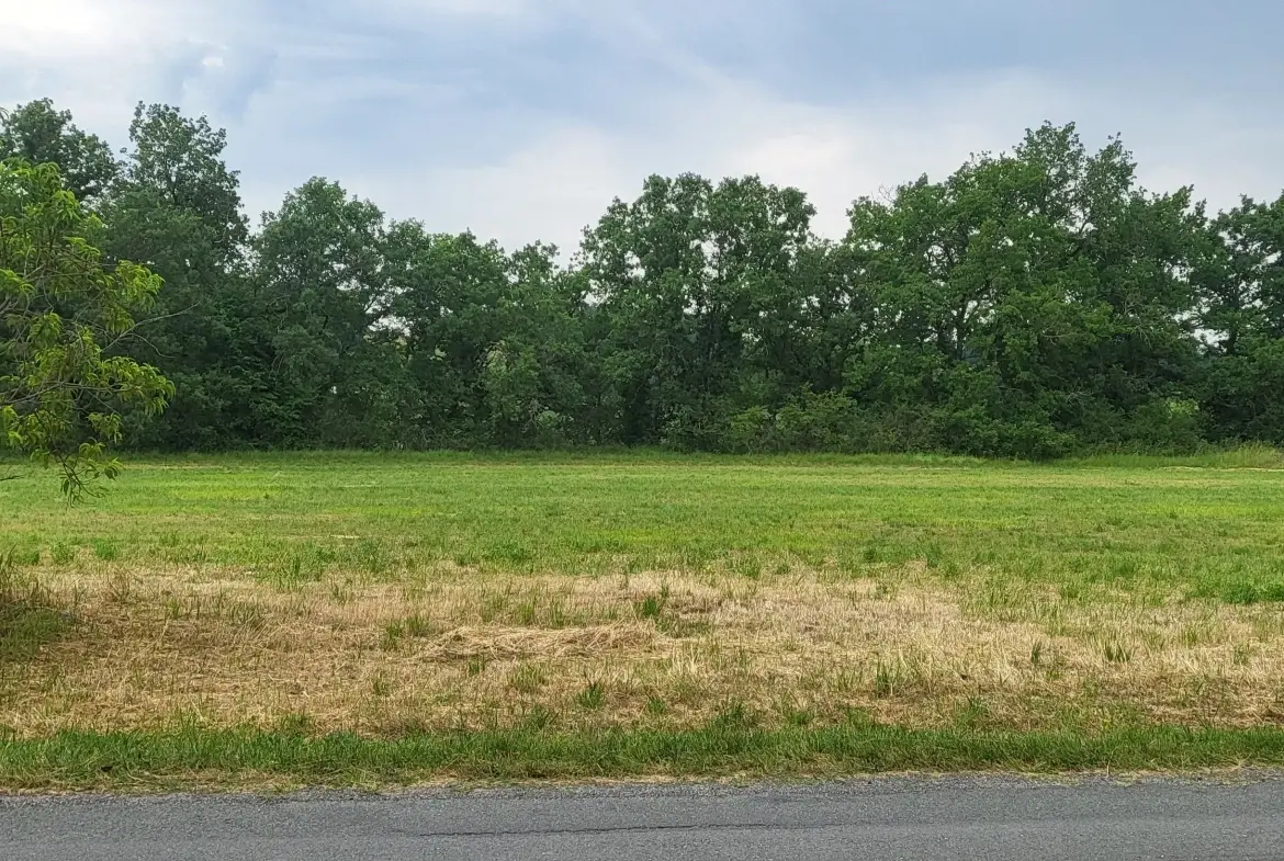 Terrain constructible de 1927m² à Lisle dans le Périgord Vert 