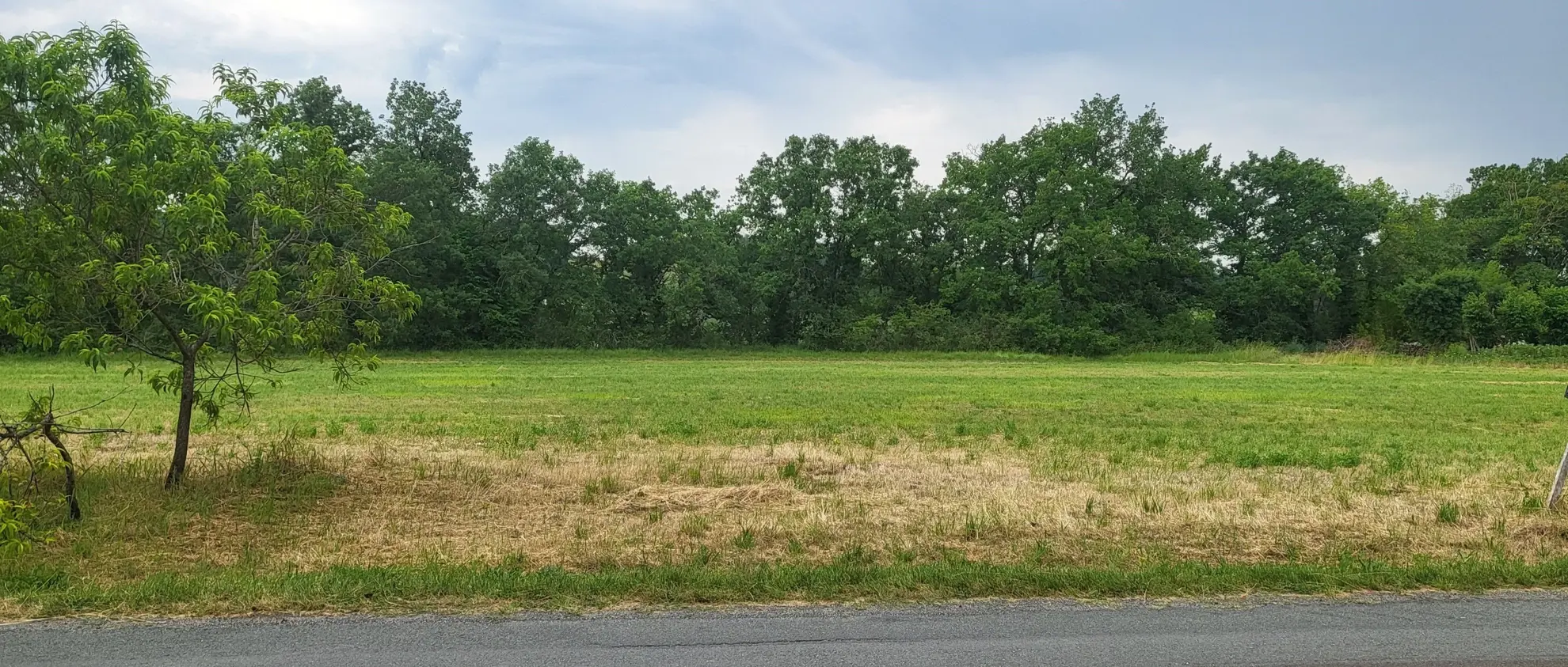 Terrain constructible de 1927m² à Lisle dans le Périgord Vert 