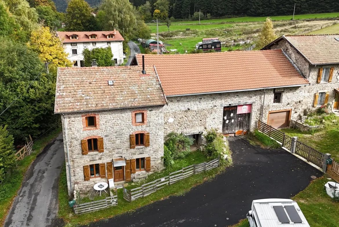 Propriété en pierre avec dépendances et terrain à Saint-Pierre-La-Bourlhonne 