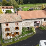 Propriété en pierre avec dépendances et terrain à Saint-Pierre-La-Bourlhonne