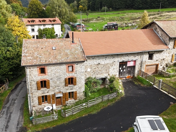 Propriété en pierre avec dépendances et terrain à Saint-Pierre-La-Bourlhonne