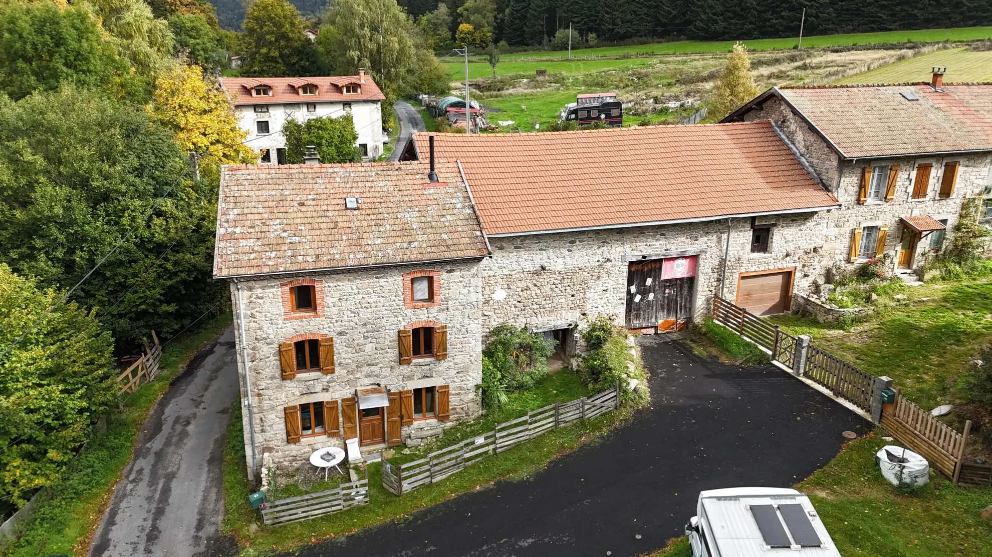 Propriété en pierre avec dépendances et terrain à Saint-Pierre-La-Bourlhonne 