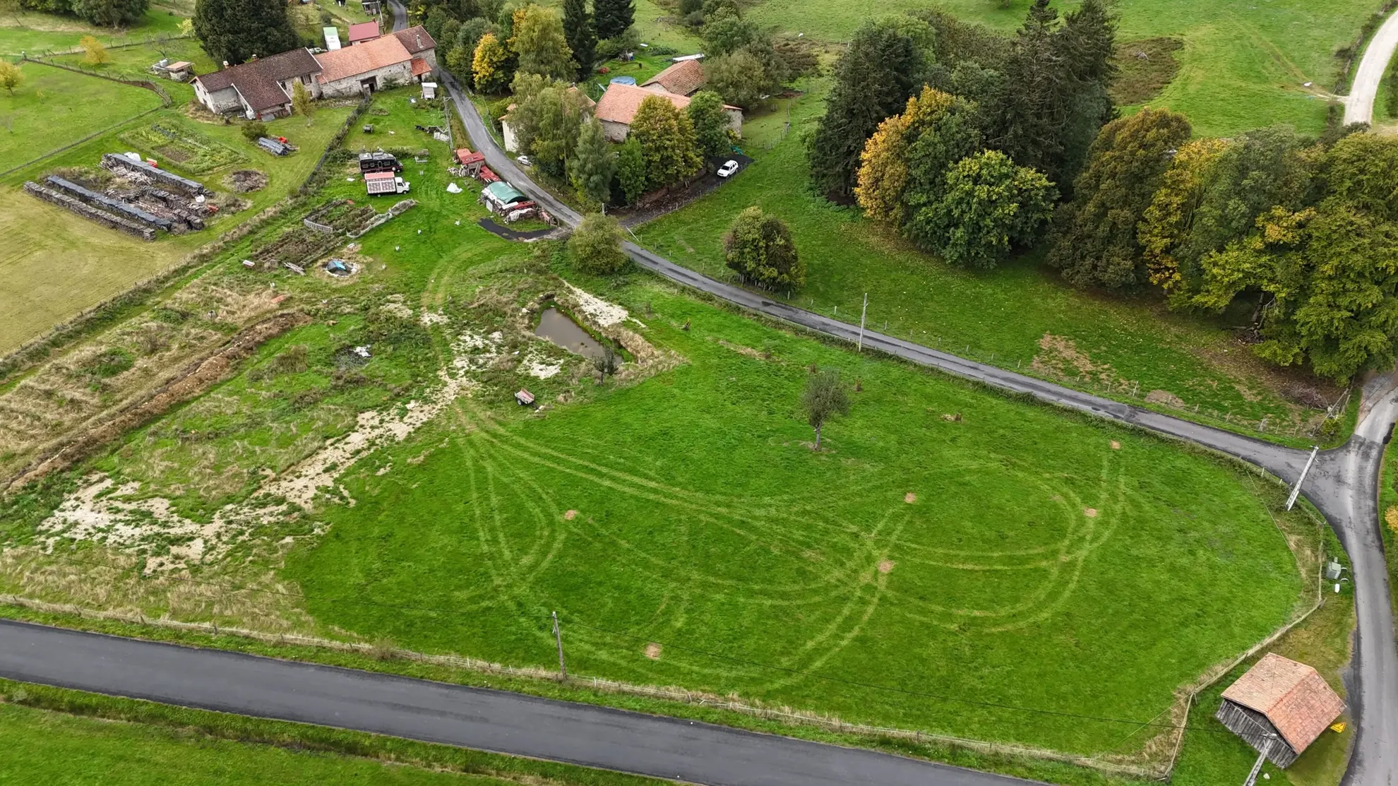 Propriété en pierre avec dépendances et terrain à Saint-Pierre-La-Bourlhonne 