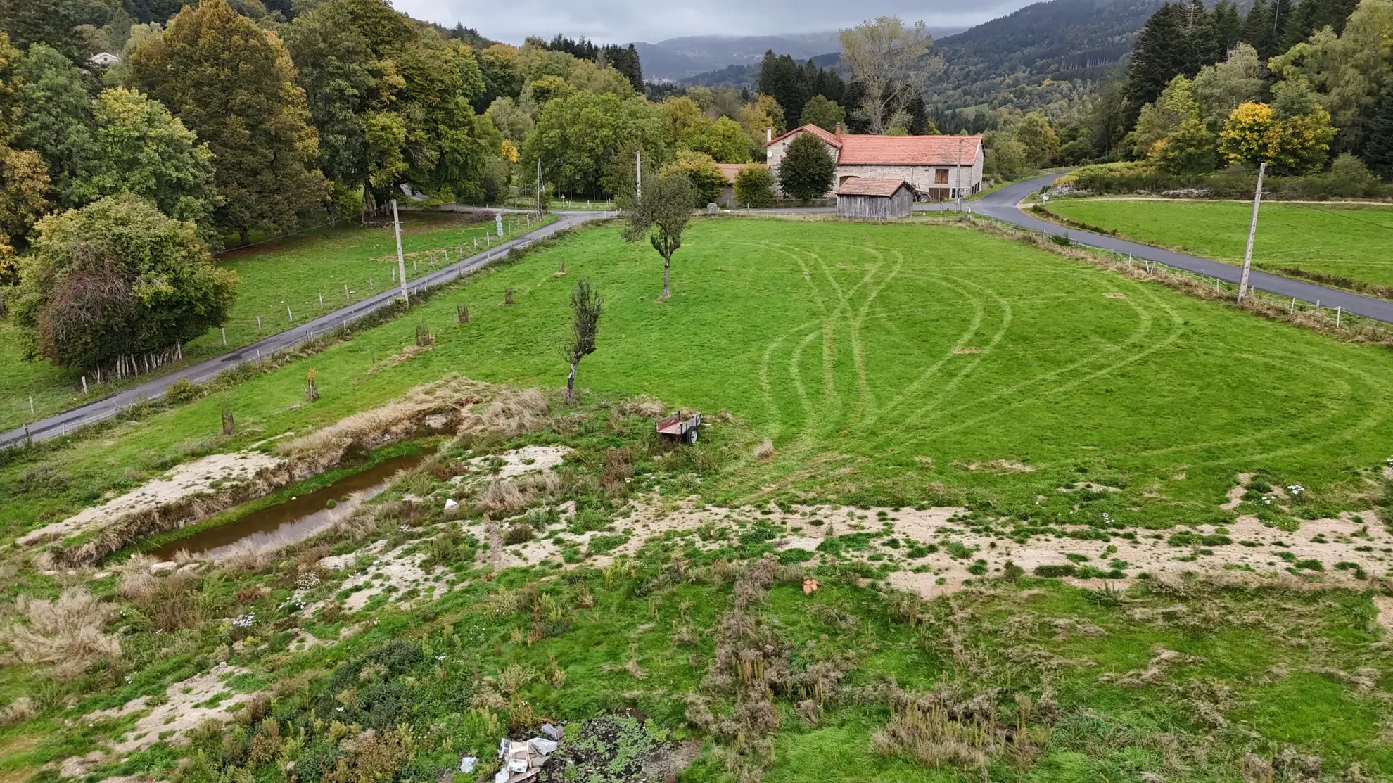Propriété en pierre avec dépendances et terrain à Saint-Pierre-La-Bourlhonne 
