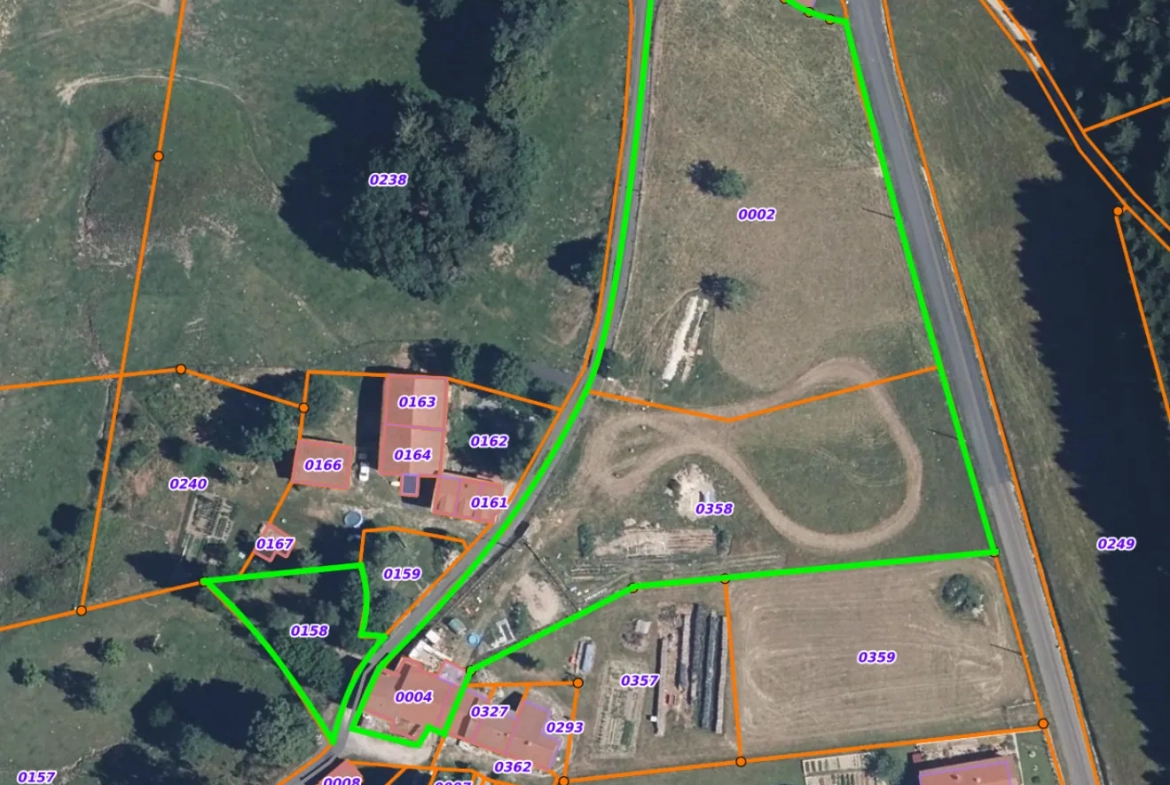 Propriété en pierre avec dépendances et terrain à Saint-Pierre-La-Bourlhonne 