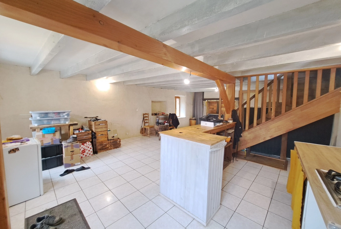 Propriété en pierre avec dépendances et terrain à Saint-Pierre-La-Bourlhonne 