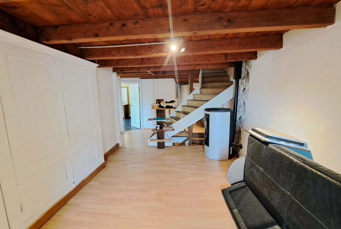 Propriété en pierre avec dépendances et terrain à Saint-Pierre-La-Bourlhonne 