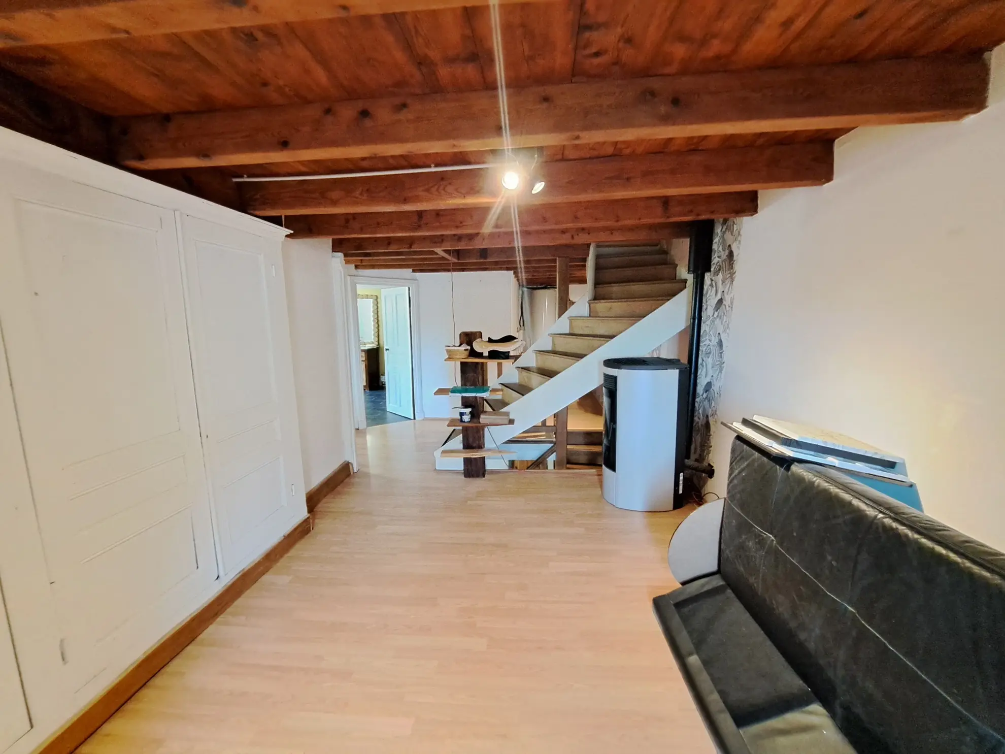 Propriété en pierre avec dépendances et terrain à Saint-Pierre-La-Bourlhonne 