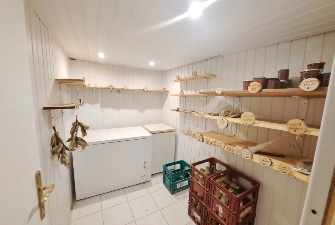 Propriété en pierre avec dépendances et terrain à Saint-Pierre-La-Bourlhonne 