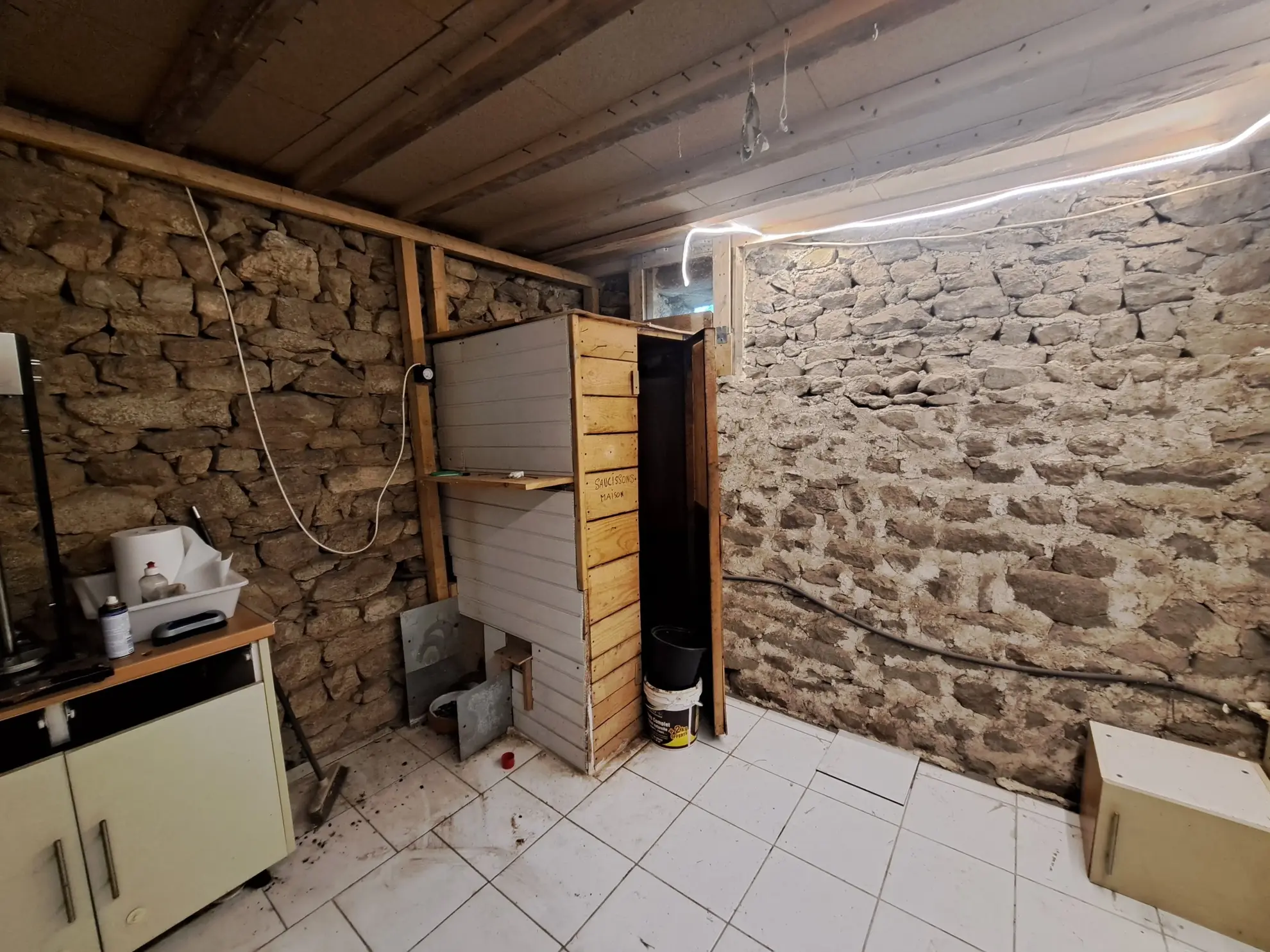 Propriété en pierre avec dépendances et terrain à Saint-Pierre-La-Bourlhonne 