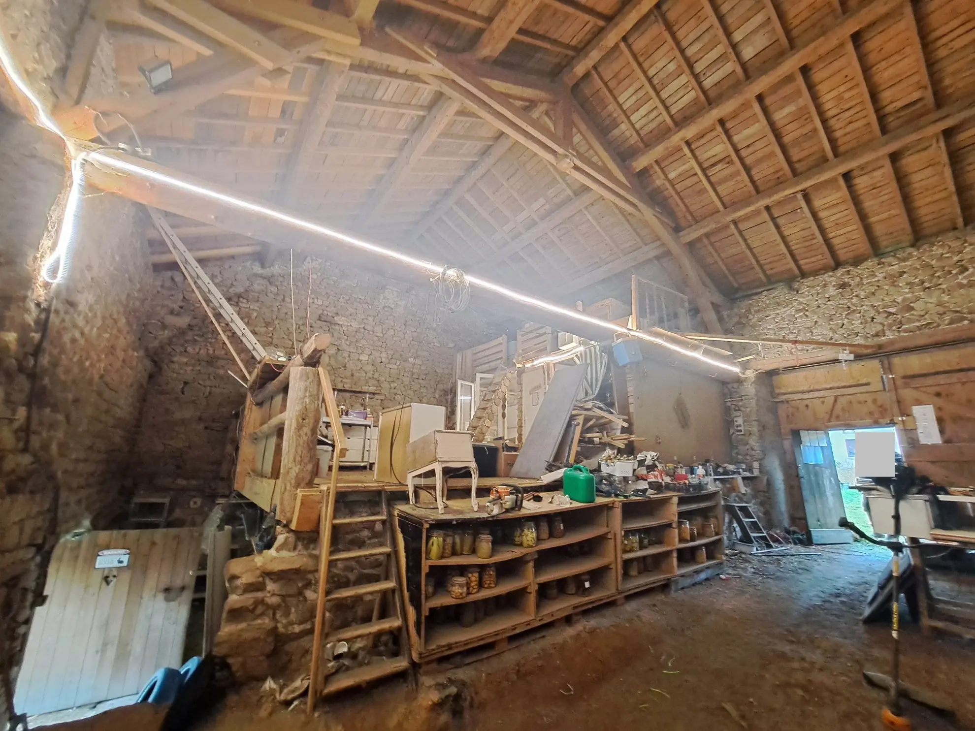Propriété en pierre avec dépendances et terrain à Saint-Pierre-La-Bourlhonne 