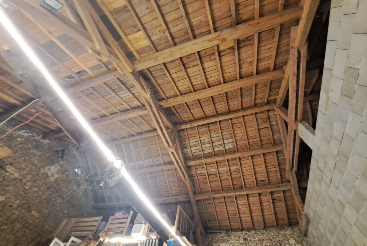 Propriété en pierre avec dépendances et terrain à Saint-Pierre-La-Bourlhonne 