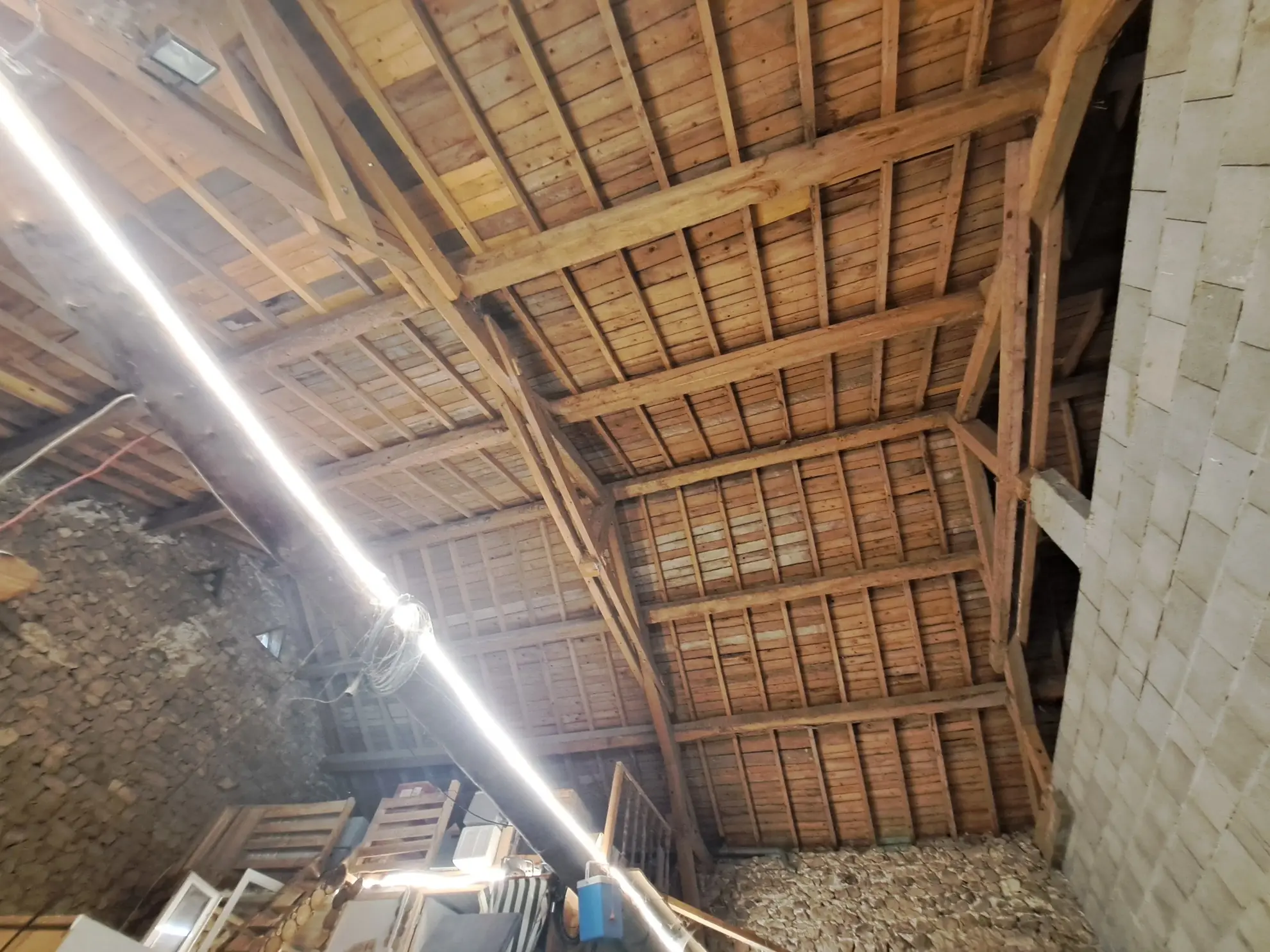 Propriété en pierre avec dépendances et terrain à Saint-Pierre-La-Bourlhonne 