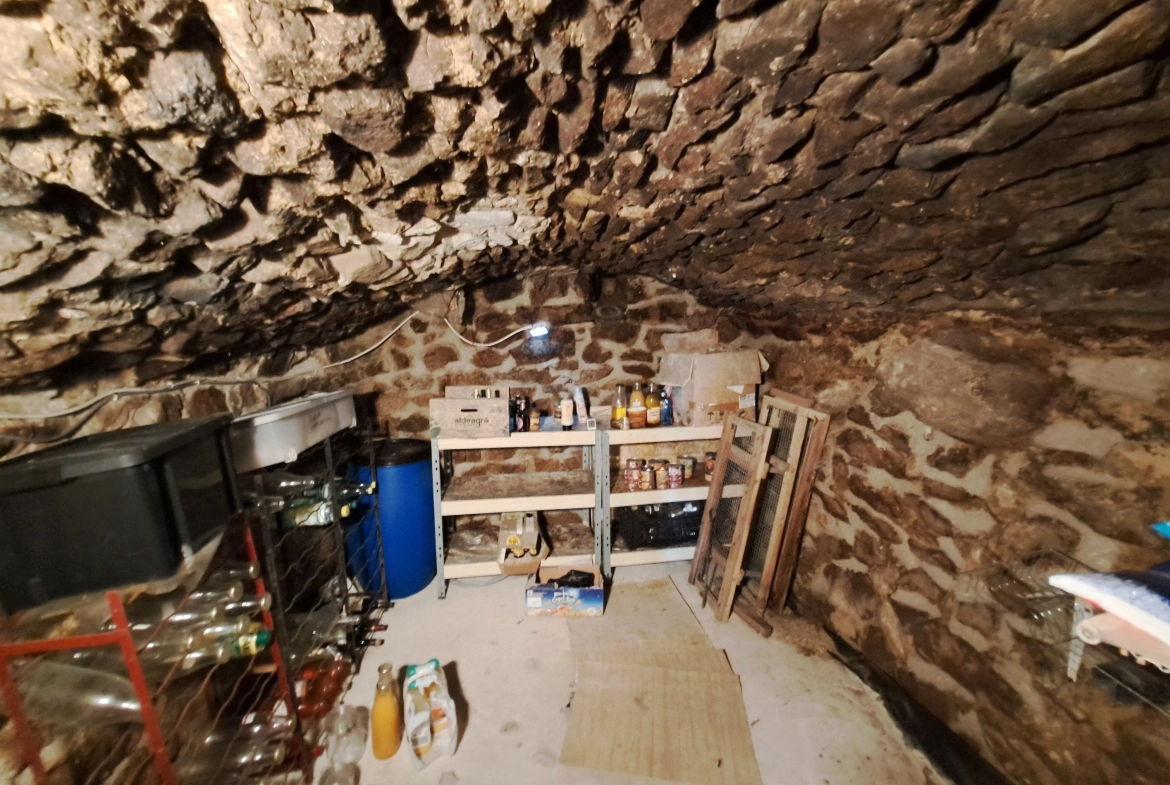 Propriété en pierre avec dépendances et terrain à Saint-Pierre-La-Bourlhonne 