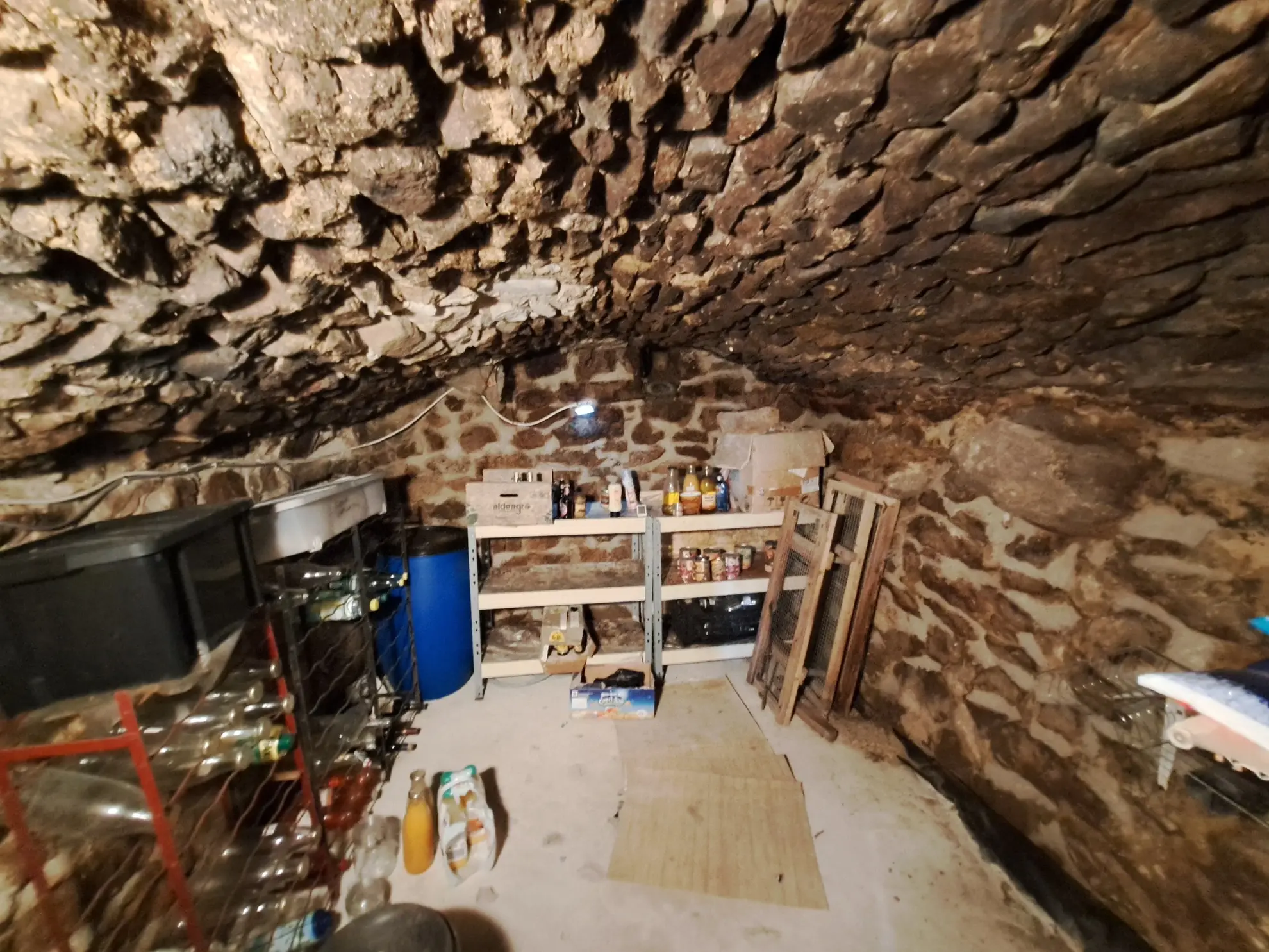 Propriété en pierre avec dépendances et terrain à Saint-Pierre-La-Bourlhonne 