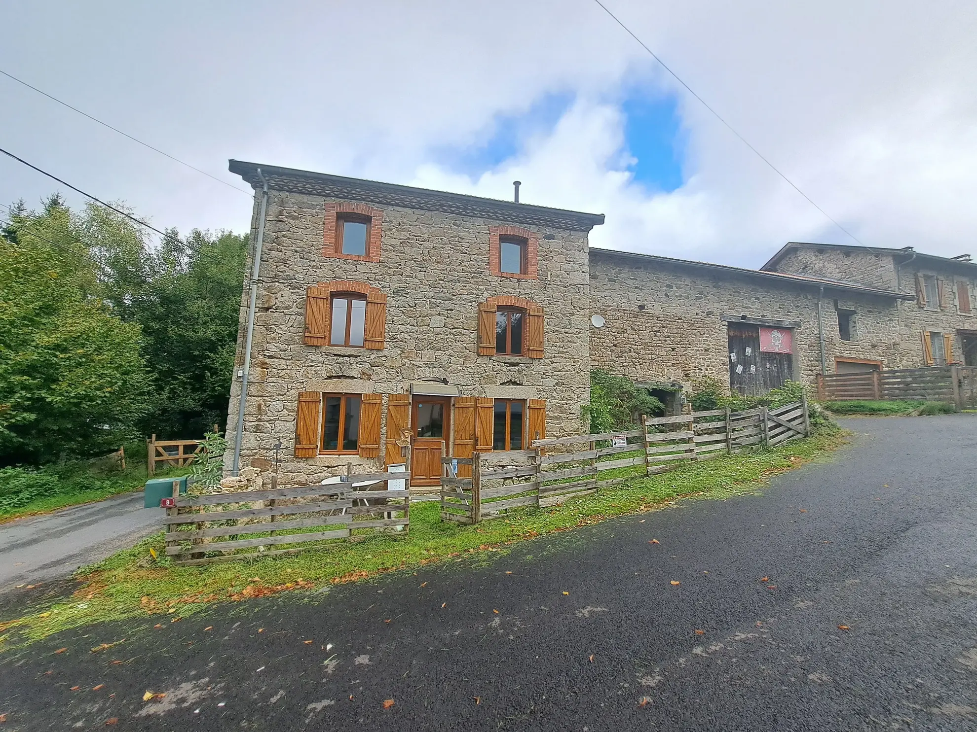 Propriété en pierre avec dépendances et terrain à Saint-Pierre-La-Bourlhonne 