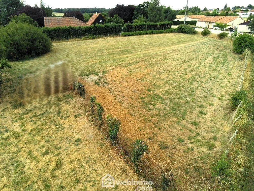 Terrain constructible de 1875 m² à Leigné-sur-Usseau 