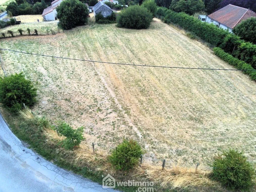 Terrain constructible de 1875 m² à Leigné-sur-Usseau 