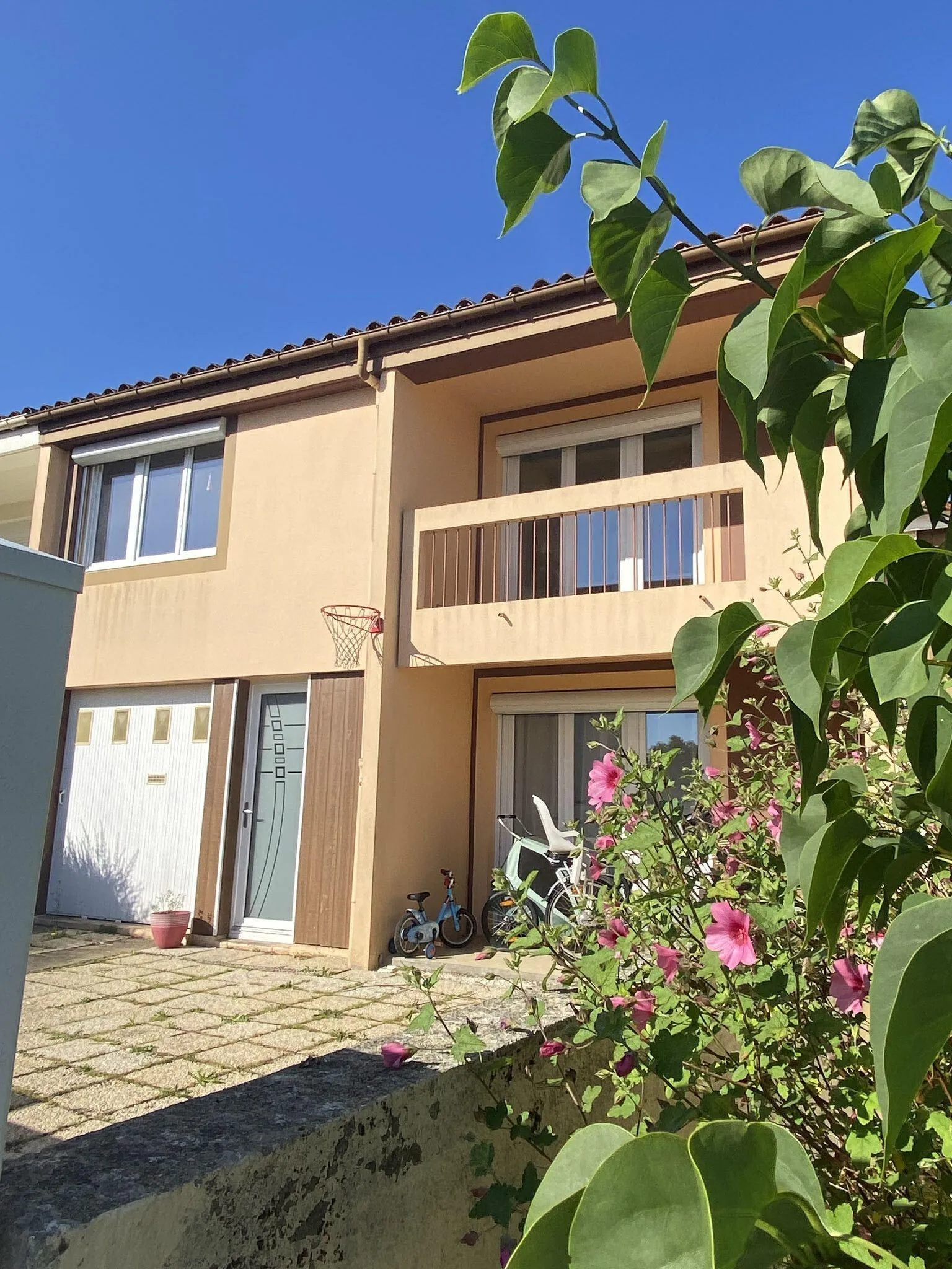 Maison spacieuse avec jardin à La Roche-sur-Yon - Calme et proximité commodités 