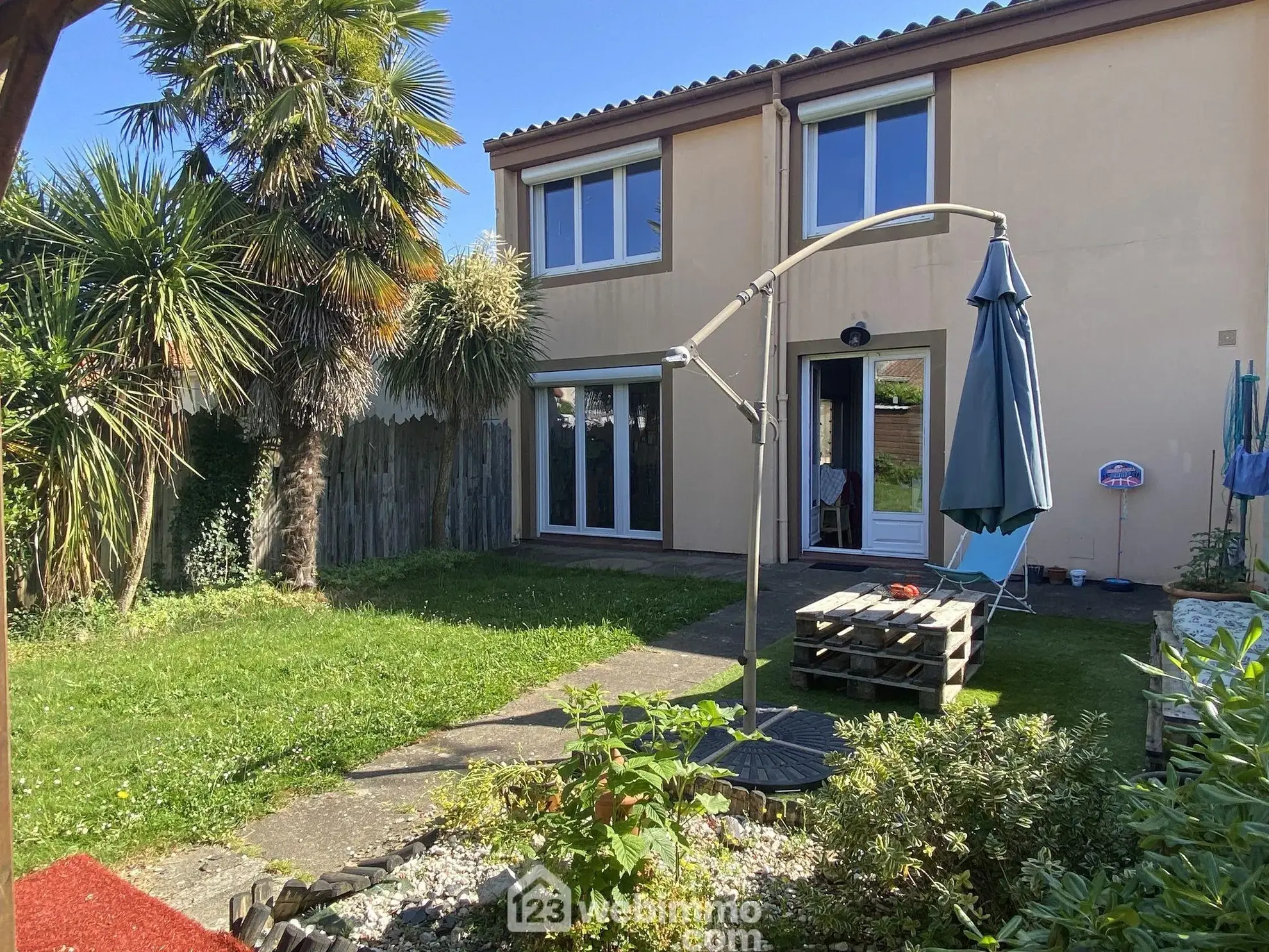 Maison spacieuse avec jardin à La Roche-sur-Yon - Calme et proximité commodités 