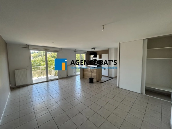 Vente T2 sécurisé de 58 m² à Roche la Molière avec parking et balcon