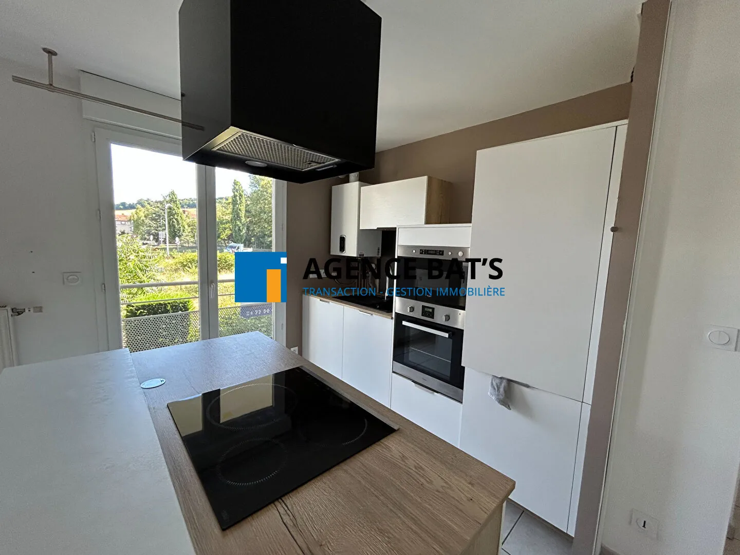 Vente T2 sécurisé de 58 m² à Roche la Molière avec parking et balcon 