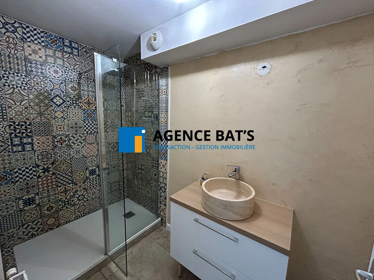 Vente T2 sécurisé de 58 m² à Roche la Molière avec parking et balcon 