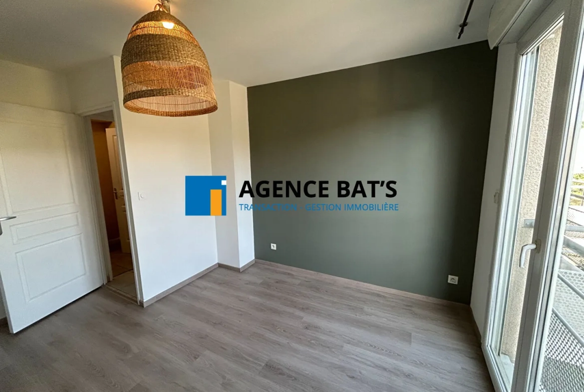 Vente T2 sécurisé de 58 m² à Roche la Molière avec parking et balcon 