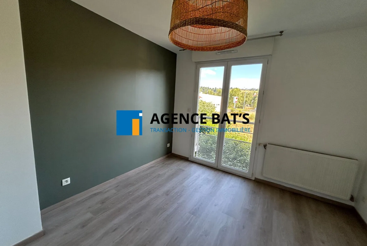 Vente T2 sécurisé de 58 m² à Roche la Molière avec parking et balcon 