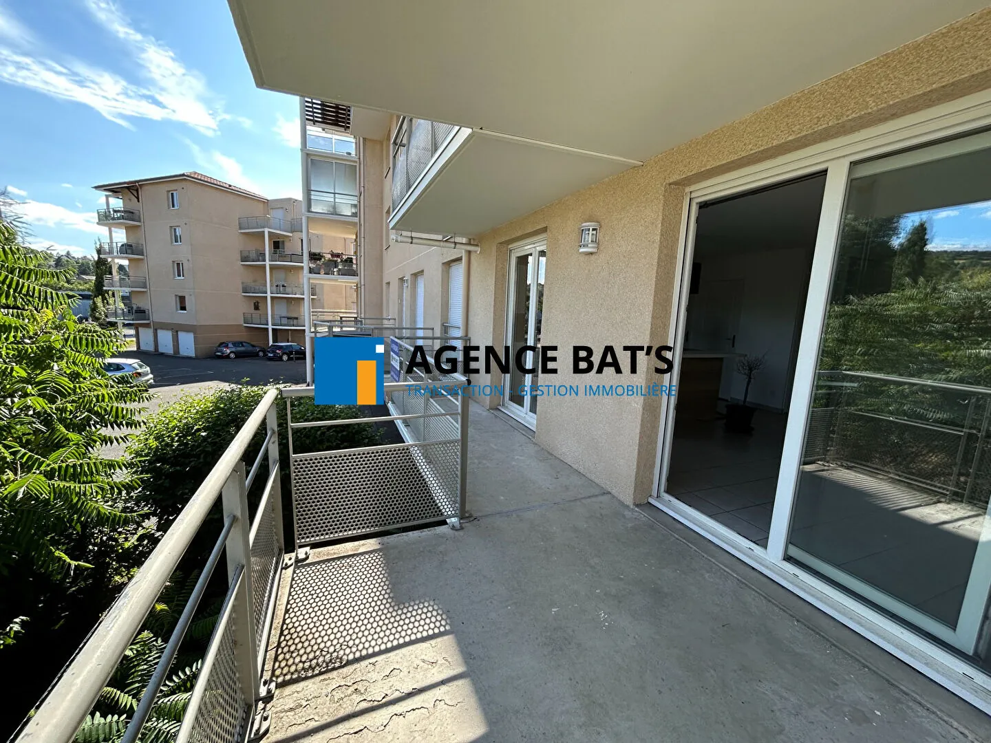 Vente T2 sécurisé de 58 m² à Roche la Molière avec parking et balcon 