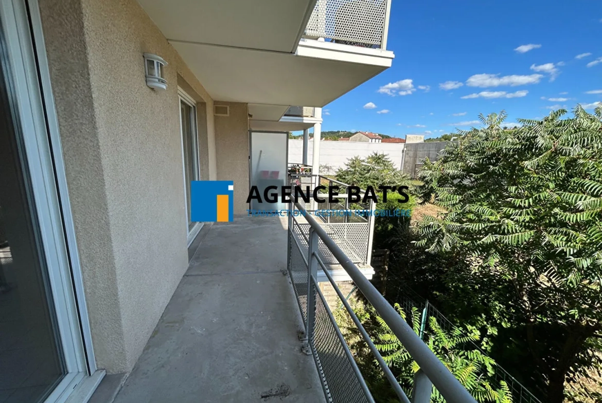 Vente T2 sécurisé de 58 m² à Roche la Molière avec parking et balcon 