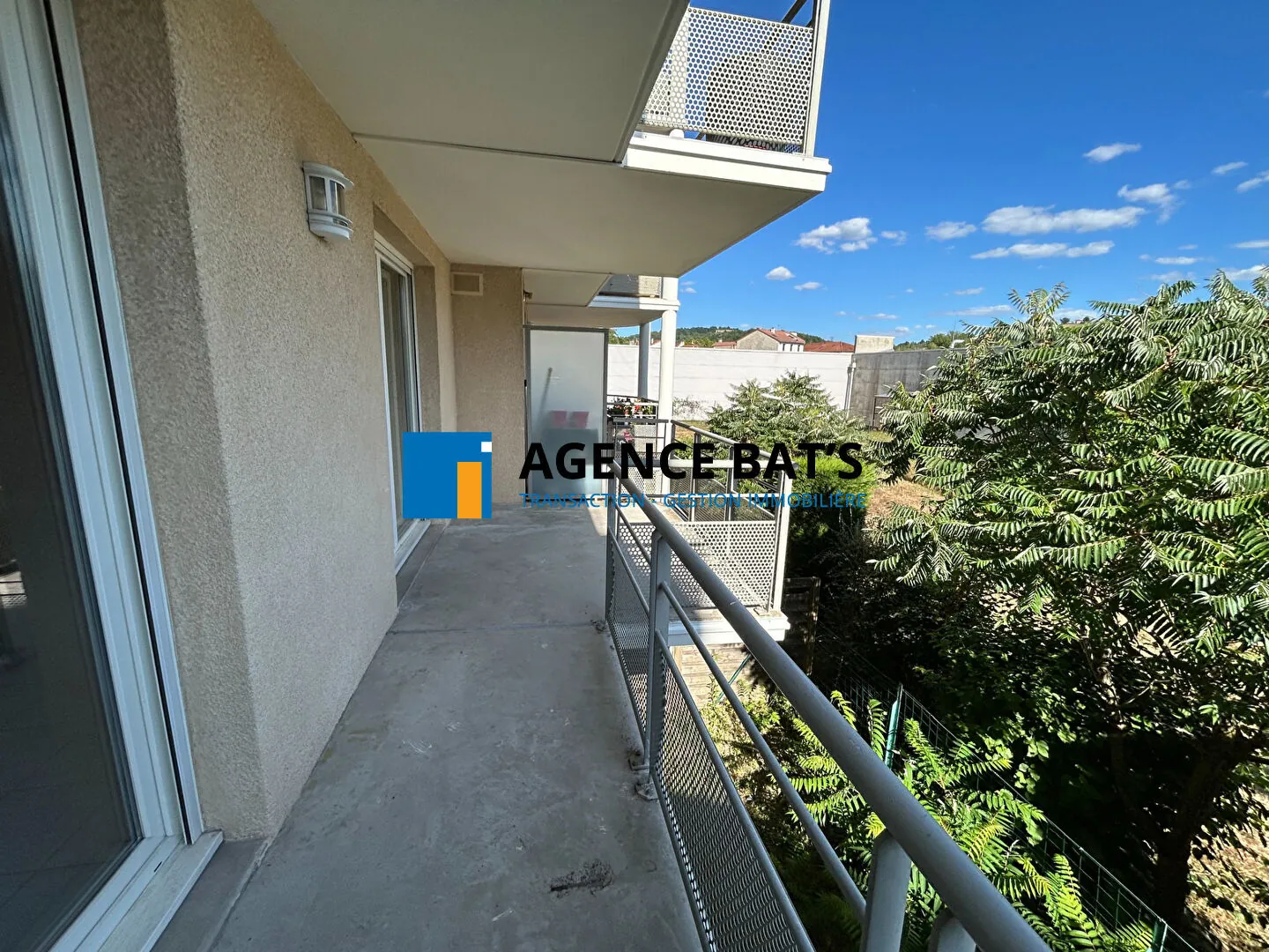 Vente T2 sécurisé de 58 m² à Roche la Molière avec parking et balcon 
