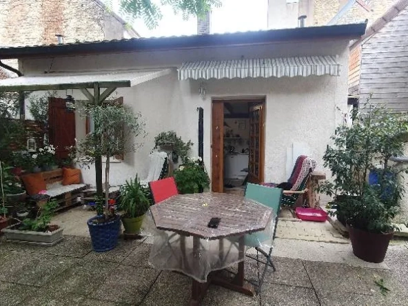 Maison F2 à Dijon en plein centre avec terrasse et cour privative
