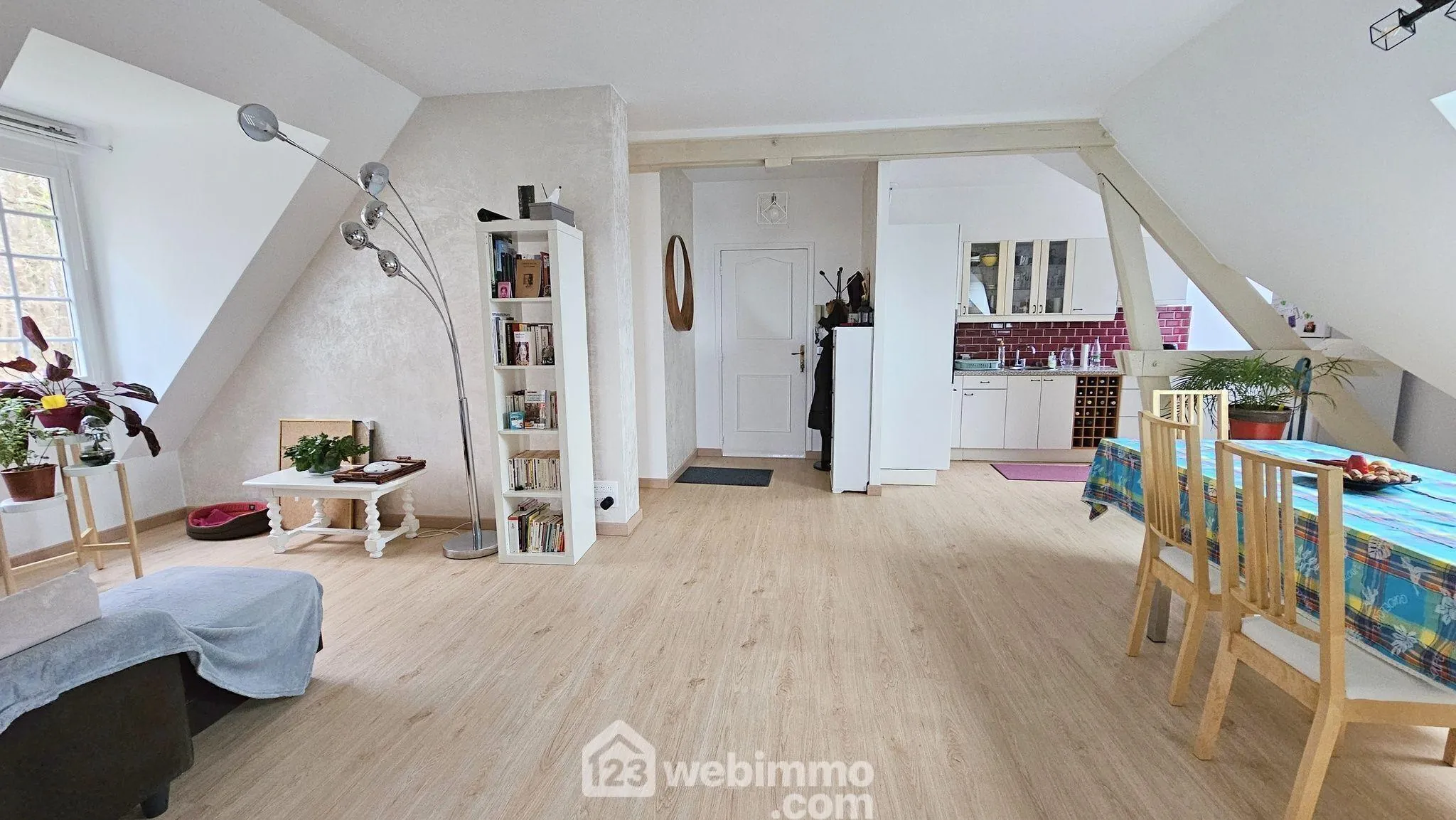 Appartement rénové de 59 m² à Samoreau avec parking et cave 