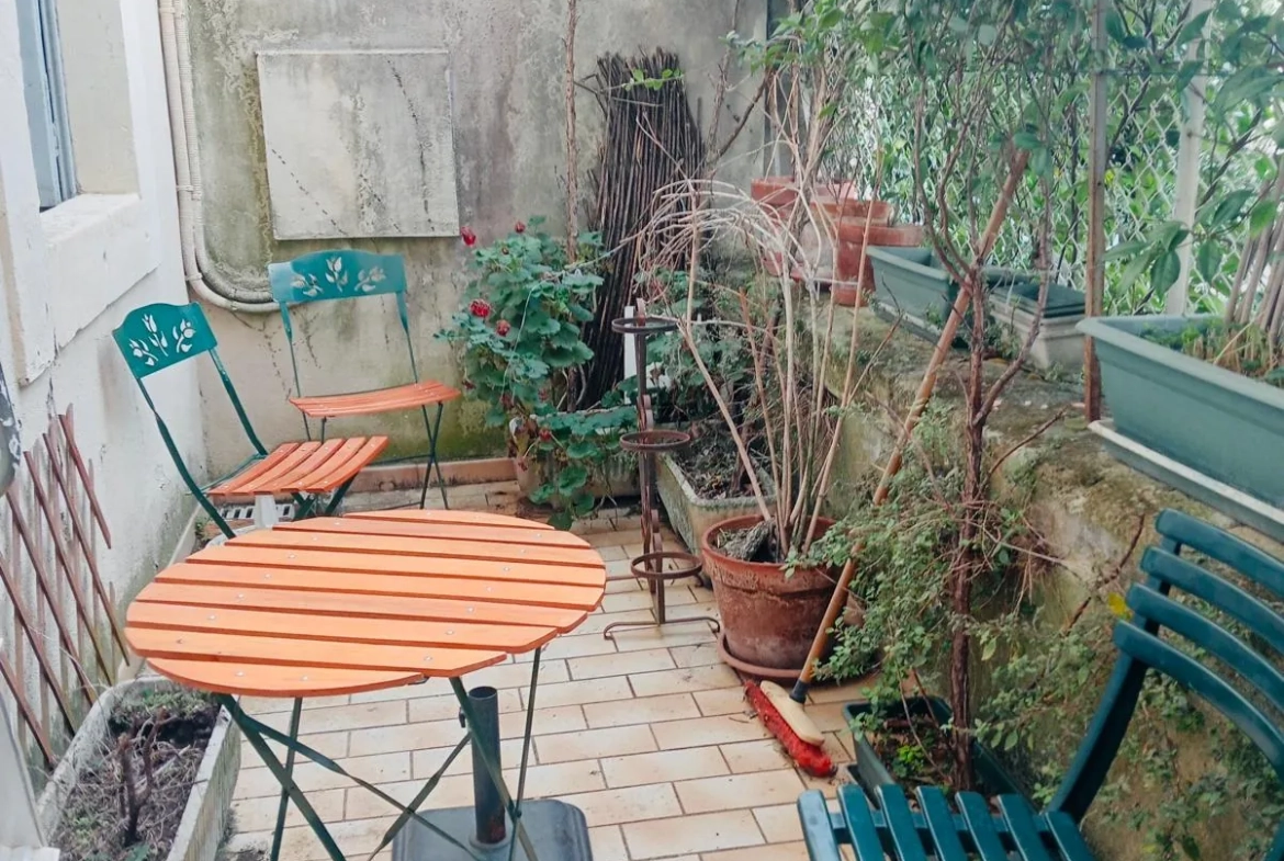 Appartement 4 pièces à Nîmes avec terrasse et cave, idéal rénovation 