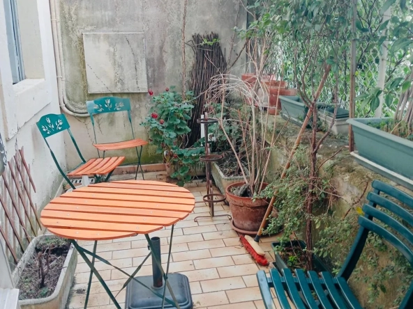 Appartement 4 pièces à Nîmes avec terrasse et cave, idéal rénovation