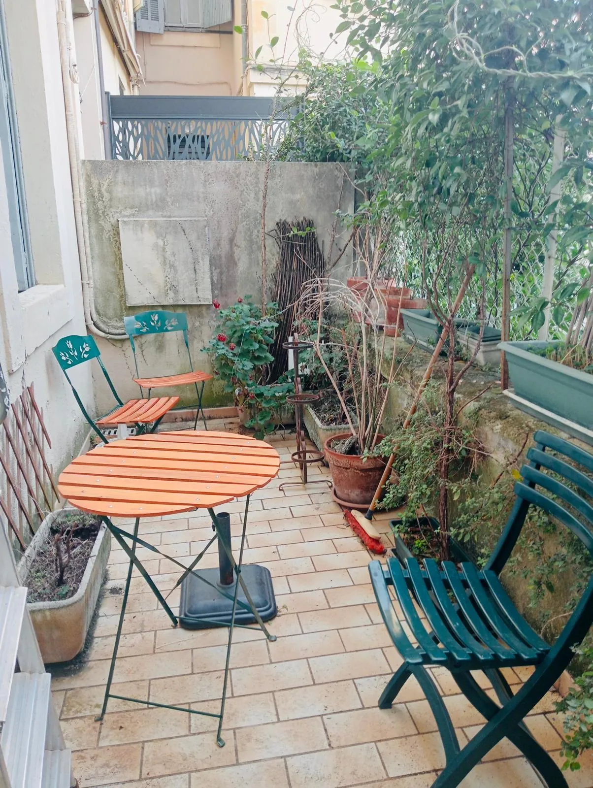 Appartement 4 pièces à Nîmes avec terrasse et cave, idéal rénovation 