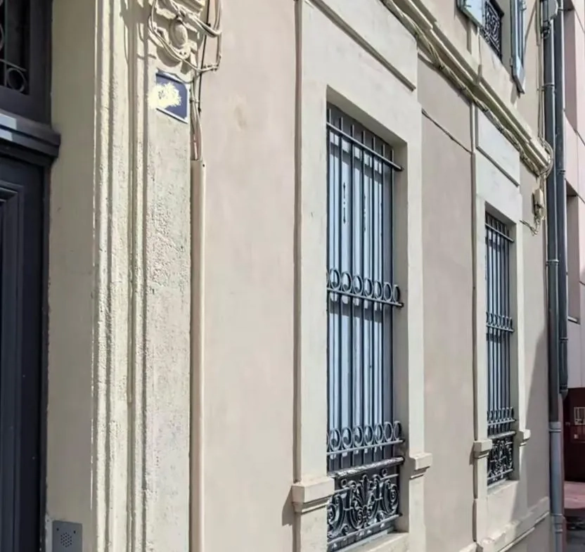 Appartement 4 pièces à Nîmes avec terrasse et cave, idéal rénovation 