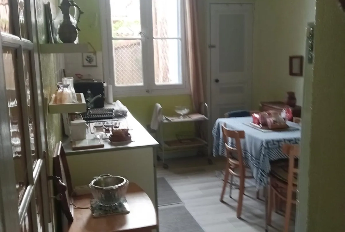Appartement 4 pièces à Nîmes avec terrasse et cave, idéal rénovation 