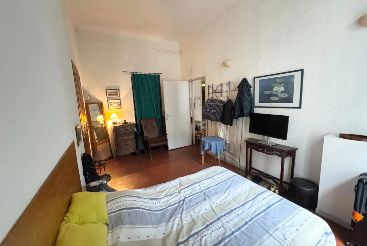 Appartement 4 pièces à Nîmes avec terrasse et fort potentiel - Prix 140 000 € 
